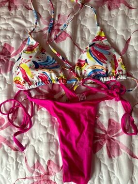 SHEIN Multicolor Brushstroke Triangle Top with Fuchsia String Bottoms